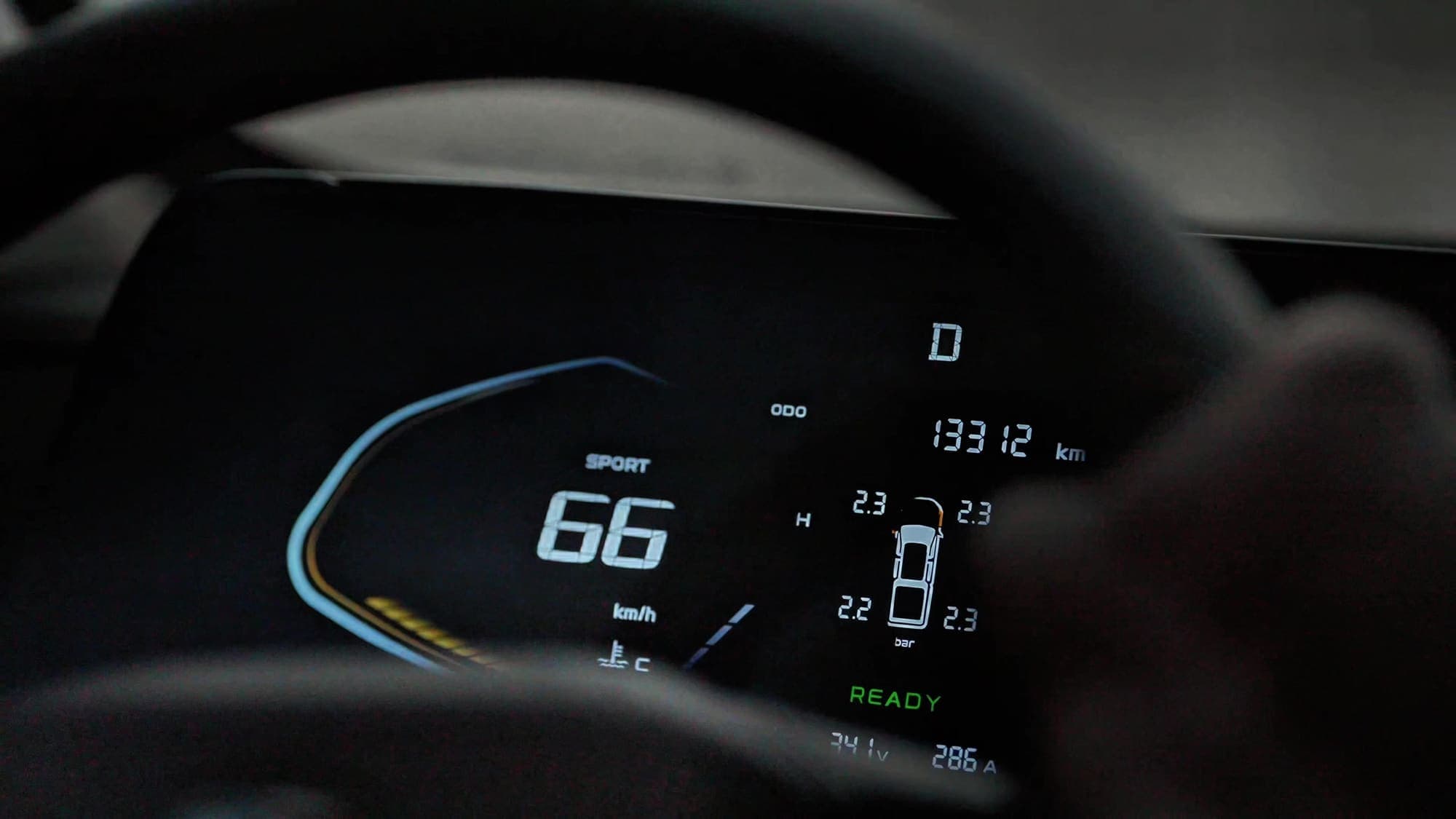 Steering wheel and instrument cluster